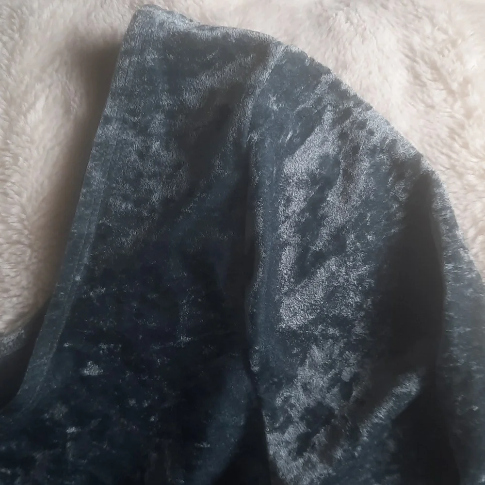 NWT Aritzia TNA Hollywood Dark Slate 1-Shoulder crushedVelvet long sleeve Crop L - Picture 6 of 8